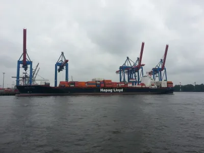 125823_Hamburg_Hafen_Container_Schiff