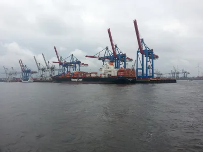 125937_Hamburg_Hafen_Conainer_Schiff_mit_Schiffskränen