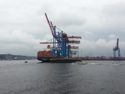 130047_Hamburg_Hafen_Schiff_hinten