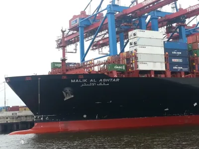130504_Hamburg_Hafen_UASC_Container_Schiff