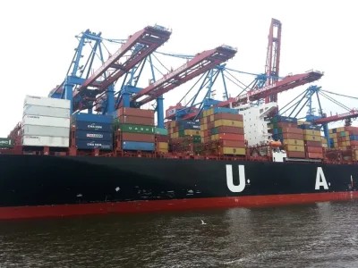 130518_Hamburg_Hafen_UASC_Container_Schiff