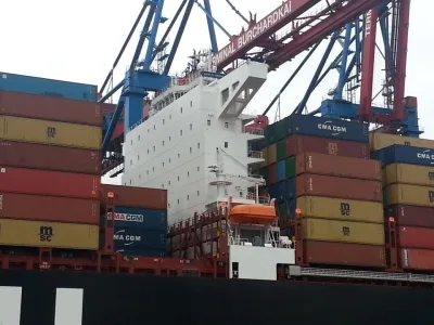 130532_Hamburg_Hafen_UASC_Container_Schiff