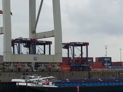 131855_Hamburg_Hafen_Container_Verladefahrzeug