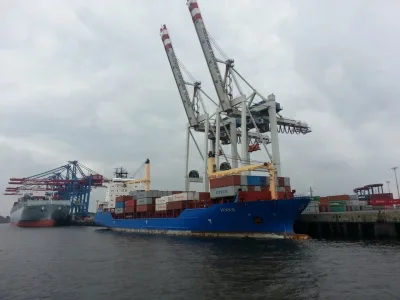 132822_Hamburg_Hafen_Schiffe