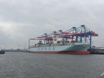 132921_Hamburg_Hafen_COSCO_Schiff