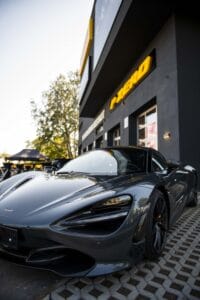 16 McLaren GT