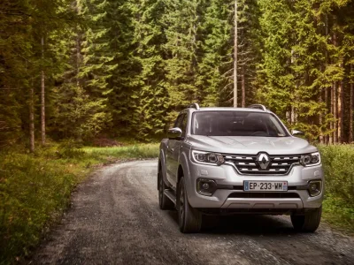 18433-21194272_2017_Renault_ALASKAN_tests_drive_in_Slovenia