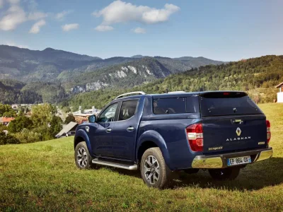 18463-21194244_2017_Renault_ALASKAN_tests_drive_in_Slovenia