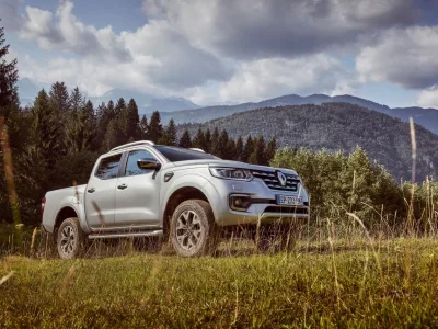 18470-21194256_2017_Renault_ALASKAN_tests_drive_in_Slovenia