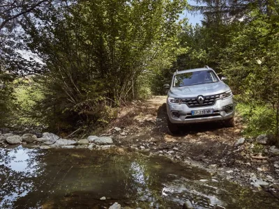 18500-21194297_2017_Renault_ALASKAN_tests_drive_in_Slovenia