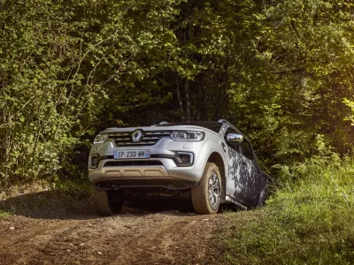 18501-21194300_2017_Renault_ALASKAN_tests_drive_in_Slovenia
