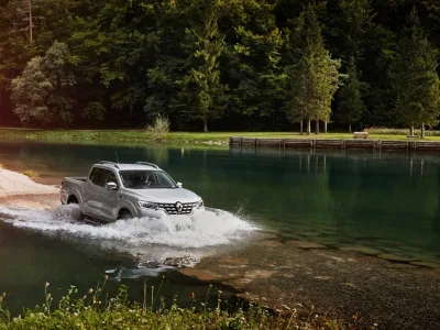 18530-21194331_2017_Renault_ALASKAN_tests_drive_in_Slovenia