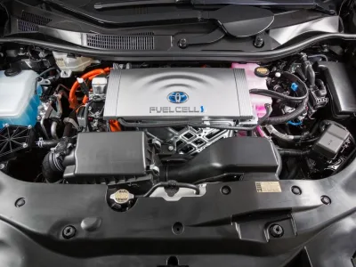 2016_Toyota_Fuel_Cell_Vehicle_009