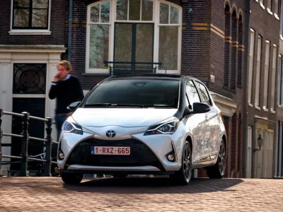 2017_Toyota_Yaris_Dynamic_16