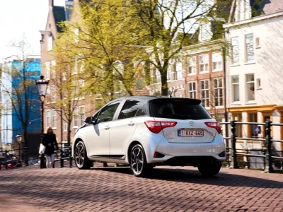 2017_Toyota_Yaris_Dynamic_19