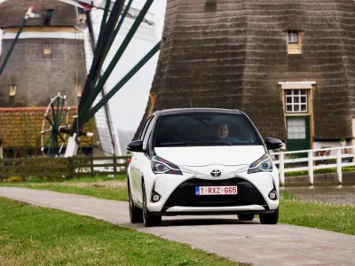 2017_Toyota_Yaris_Dynamic_41