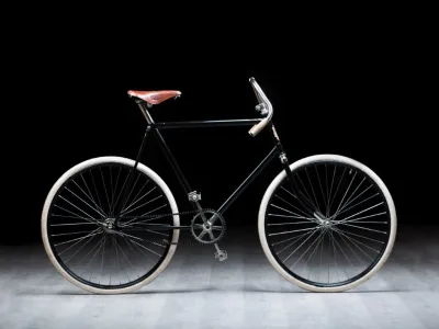 9cycling-fan-starts-letape-du-tour-on-a-replica-of-120-year-old-slavia-bicycle(1)