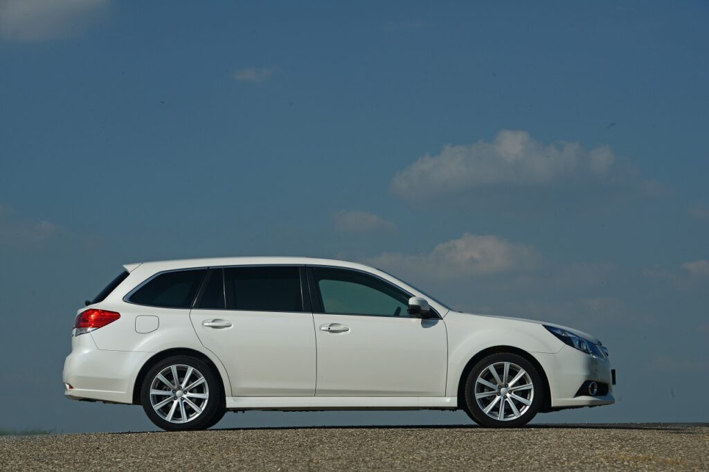 2013-legacy-kombi-2.5i-sport-cvt-exterior-01