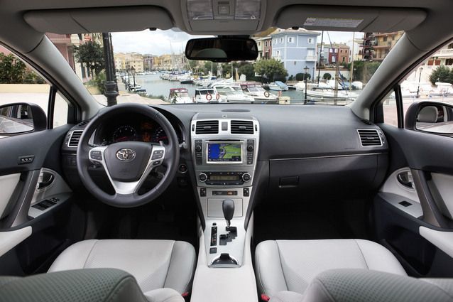 Toyota Avensis 2012 / Cockpit