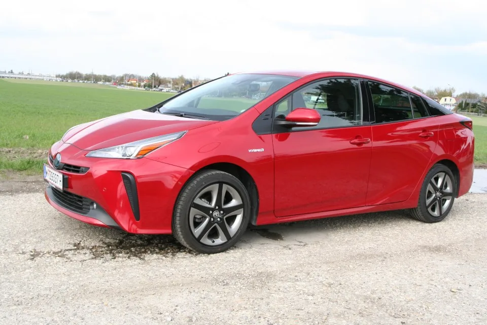 TOYOTA PRIUS 1,8 HSD LOUNGE E-FOUR - Hybrid-Pionier mit Allrad