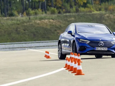 Der EQE fährt auf dem abgesperrten Mercedes-Benz Prüf- und Testgelände in Immendingen, Baden-Württemberg, mit hoher Geschwindigkeit ungebremst den VDA Spurwechsel (sogenannter Elchtest) nach links und, nach einer kurzen Geradeausstrecke, ein mit einem Spurwechsel nach rechts. Auch durch das ESP bleibt das Fahrzeug dabei gut beherrschbar und bricht seitlich nicht aus. // The EQE drives on the closed off Mercedes-Benz Test Centre in Immendingen, Baden-Württemberg, at high speed without braking the VDA lane change (so-called moose test) to the left and, after a short straight stretch, with a lane change to the right. Thanks to ESP, the vehicle remains well controllable and does not swerve sideways.