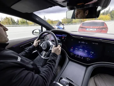 Der serienmäßige Aktive Brems-Assistent kann bis 250 km/h optisch und akustisch vor einer drohenden Kollision mit einem vorausfahrenden Fahrzeug warnen. Das Bild zeigt eine besondere Situation, wie sie z.B. bei einer Kreuzung auftreten kann. Der Mercedes folgt dem roten Fahrzeug, das an der Kreuzung anfährt. Im letzten Moment erkennt der Fahrer des vorausfahrenden Fahrzeugs einen herannahenden Motorradfahrer und stoppt abrupt ab. Der Mercedes-Fahrer hat die Situation nicht sofort erkannt. Der Aktive Brems-Assistent warnt ihn optisch und akustisch vor der Kollisionsgefahr. Durch eine autonome Notbremsung wird das Fahrzeug gestoppt. Das System kann in vielen Fällen Kollisionen vermeiden oder zumindest die Schwere reduzieren. // The standard Active Brake Assist provides visual and audible warnings for vehicles on the road ahead at speeds up to 250 km/h. The photos shows a typical crossroad situation. The Mercedes follows the red vehicle that pulls up at the intersection. At the last moment, the driver of the vehicle in front recognizes an approaching motorcyclist and stops abruptly. The Mercedes driver did not immediately recognize the situation. The Active Brake Assist warns him visually and audibly of the risk of a collision. The vehicle is ultimately stopped by autonomous emergency braking. In many cases, the system can avoid collisions or at least reduce their severity.