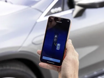 Der Remote Park-Assistent ermöglicht, einen Parkvorgang über das Smartphone und die Remote Parking App zu steuern, während sich der Fahrer außerhalb des Fahrzeugs befindet. Das bedeutet mehr Komfort beim Ein- und Aussteigen in engen Parklücken sowie Schutz vor Schäden durch das Öffnen der Fahrzeugtüren. Ebenso kann das Fahrzeug auf den letzten Metern geradeaus ein- und ausparken, beispielsweise in Garageneinfahrten oder Querparklücken. // With Remote Parking Assist, the driver can park and unpark the vehicle from close-by using a smartphone, while he or she is outside of the vehicle. This provides more comfort when getting in and out and protects against damage when opening the doors. In addition, the vehicle is able to move straight in and out of garage entrances or end-on parking spaces, for example, for the last few meters.