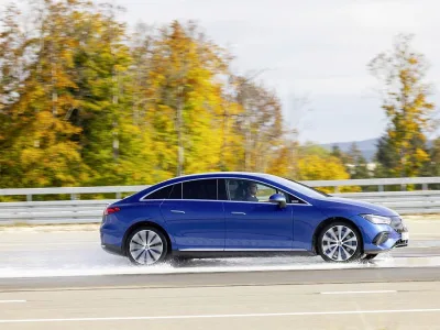 DE Der EQE auf dem abgesperrten Mercedes-Benz Prüf- und Testgelände in Immendingen, Baden-Württemberg, beim Beschleunigen auf einer Fahrbahn mit verschiedenen Reibwiderständen (µ-Split). // The EQE on the closed off Mercedes-Benz Test Centre in Immendingen, Baden-Württemberg, accelerating on a road with different frictional resistances (µ-split).
