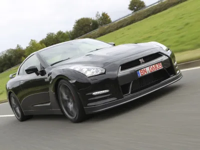 Nissan_GT-R_01