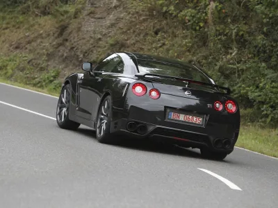 Nissan_GT-R_02