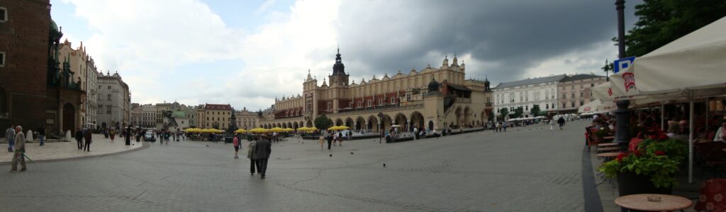 Panorama Hauptplatz Krakau mit den Tuchhallen, der Adalberkirche und dem Rathausturm im Hintergrund - Standpunkt vor der Marienkirche