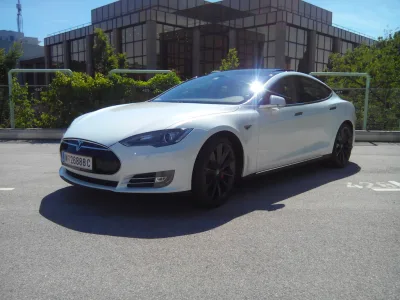 Tesla_S_Gld_00