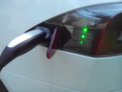Tesla_S_Gld_02