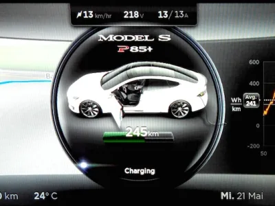 Tesla_S_Gld_03b