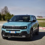 Jeep Avenger eHybrid-Avenger mit „Anschieber“ 13
