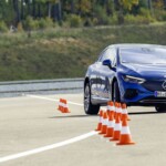 Der EQE fährt auf dem abgesperrten Mercedes-Benz Prüf- und Testgelände in Immendingen, Baden-Württemberg, mit hoher Geschwindigkeit ungebremst den VDA Spurwechsel (sogenannter Elchtest) nach links und, nach einer kurzen Geradeausstrecke, ein mit einem Spurwechsel nach rechts. Auch durch das ESP bleibt das Fahrzeug dabei gut beherrschbar und bricht seitlich nicht aus. // The EQE drives on the closed off Mercedes-Benz Test Centre in Immendingen, Baden-Württemberg, at high speed without braking the VDA lane change (so-called moose test) to the left and, after a short straight stretch, with a lane change to the right. Thanks to ESP, the vehicle remains well controllable and does not swerve sideways.