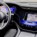 Mit dem Memory Park-Assistenten können Parkmanöver auf Privatgeländen eingelernt und bei Bedarf abgerufen werden. Das Fahrzeug kann dann das Ein- bzw. Ausparken übernehmen, während der Fahrer am Steuer die Situation überwacht. // Memory Parking Assist can remember parking locations such as how to get to and from the garage at home. The driver sits behind the steering wheel and is asked whether they would like to carry out an automated parking procedure after the training process has been completed.