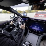 Der serienmäßige Aktive Brems-Assistent kann bis 250 km/h optisch und akustisch vor einer drohenden Kollision mit einem vorausfahrenden Fahrzeug warnen. Das Bild zeigt eine besondere Situation, wie sie z.B. bei einer Kreuzung auftreten kann. Der Mercedes folgt dem roten Fahrzeug, das an der Kreuzung anfährt. Im letzten Moment erkennt der Fahrer des vorausfahrenden Fahrzeugs einen herannahenden Motorradfahrer und stoppt abrupt ab. Der Mercedes-Fahrer hat die Situation nicht sofort erkannt. Der Aktive Brems-Assistent warnt ihn optisch und akustisch vor der Kollisionsgefahr. Durch eine autonome Notbremsung wird das Fahrzeug gestoppt. Das System kann in vielen Fällen Kollisionen vermeiden oder zumindest die Schwere reduzieren. // The standard Active Brake Assist provides visual and audible warnings for vehicles on the road ahead at speeds up to 250 km/h. The photos shows a typical crossroad situation. The Mercedes follows the red vehicle that pulls up at the intersection. At the last moment, the driver of the vehicle in front recognizes an approaching motorcyclist and stops abruptly. The Mercedes driver did not immediately recognize the situation. The Active Brake Assist warns him visually and audibly of the risk of a collision. The vehicle is ultimately stopped by autonomous emergency braking. In many cases, the system can avoid collisions or at least reduce their severity.