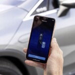 Der Remote Park-Assistent ermöglicht, einen Parkvorgang über das Smartphone und die Remote Parking App zu steuern, während sich der Fahrer außerhalb des Fahrzeugs befindet. Das bedeutet mehr Komfort beim Ein- und Aussteigen in engen Parklücken sowie Schutz vor Schäden durch das Öffnen der Fahrzeugtüren. Ebenso kann das Fahrzeug auf den letzten Metern geradeaus ein- und ausparken, beispielsweise in Garageneinfahrten oder Querparklücken. // With Remote Parking Assist, the driver can park and unpark the vehicle from close-by using a smartphone, while he or she is outside of the vehicle. This provides more comfort when getting in and out and protects against damage when opening the doors. In addition, the vehicle is able to move straight in and out of garage entrances or end-on parking spaces, for example, for the last few meters.